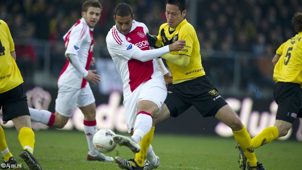 Mido a marqué son premier but en Eredivisie depuis son retour à l'Ajax Mido à la lutte face à un joueur de Venlo